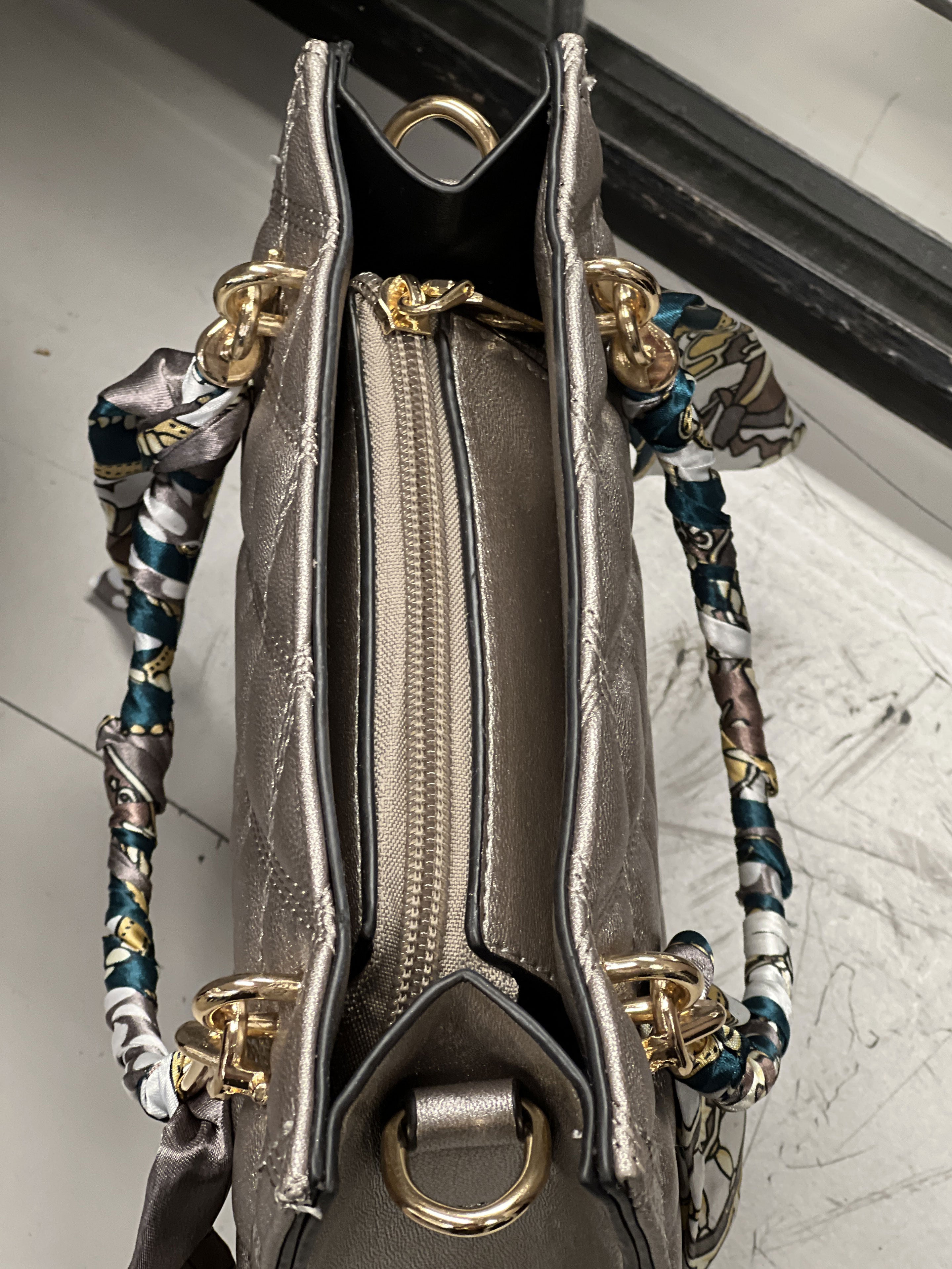 Irena - Liten quiltad väska med halsduk